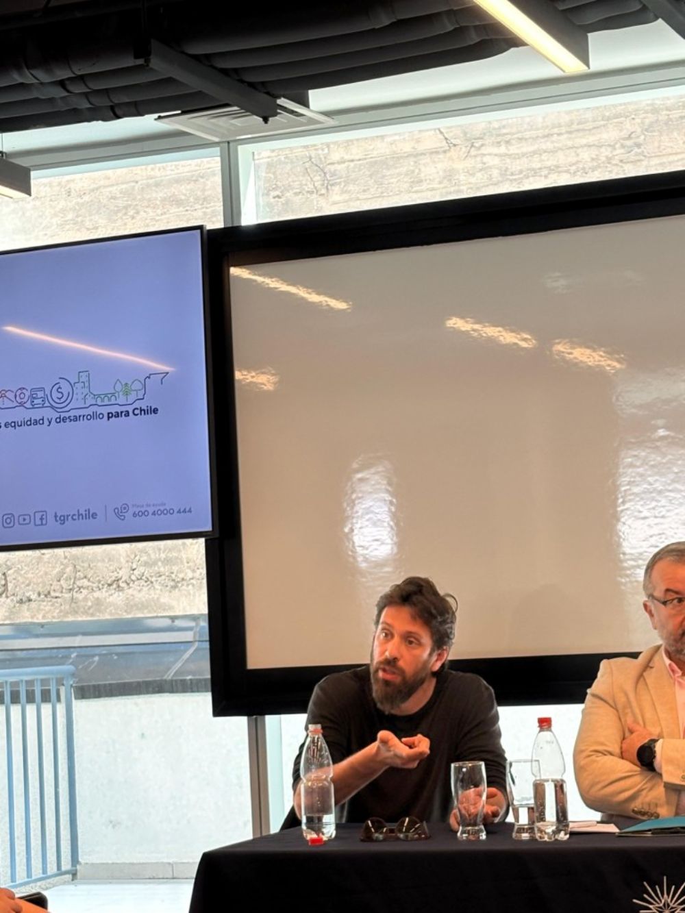 En la imagen se puede ver a Daniel Brzovic, investigador del Repositorio Algoritmos Públicos del GobLab de la Universidad Adolfo Ibáñez.